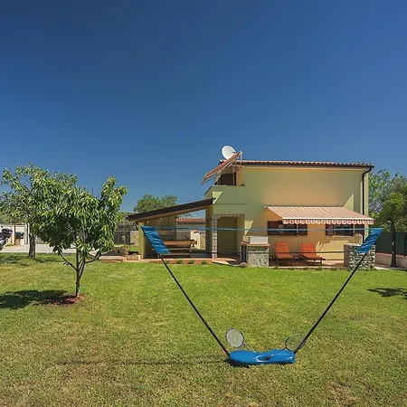 Holiday home Mit Badminton- Und Minifussballplatz