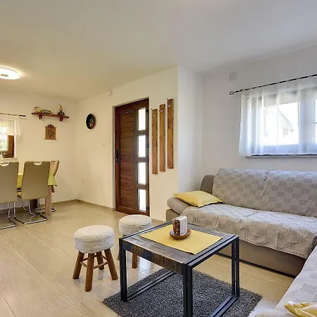 Mit Badminton- Und Minifussballplatz Holiday home Pula