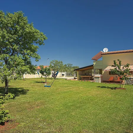 Mit Badminton- Und Minifussballplatz Holiday home *