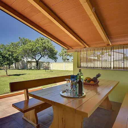 Holiday home Mit Badminton- Und Minifussballplatz