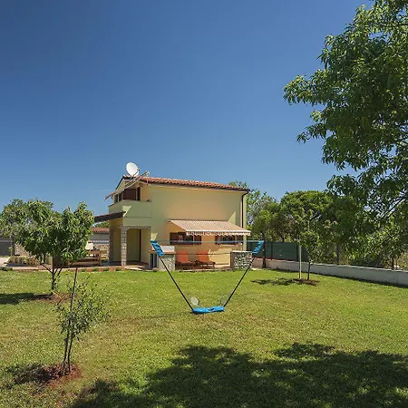 Mit Badminton- Und Minifussballplatz Holiday home Pula