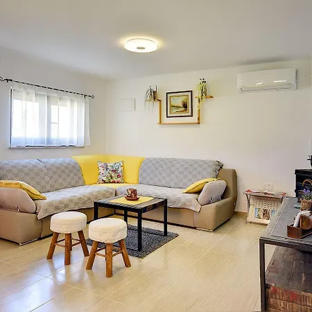 Mit Badminton- Und Minifussballplatz Holiday home Pula
