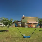 בית נופש Mit Badminton- Und Minifussballplatz