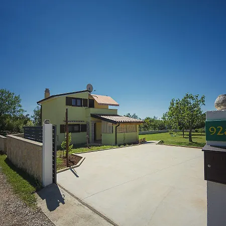 Mit Badminton- Und Minifussballplatz *