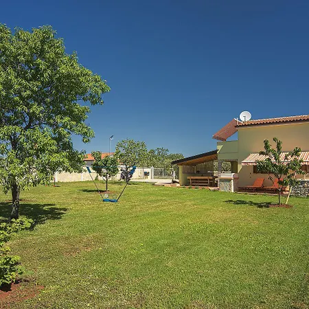 Mit Badminton- Und Minifussballplatz 펜션 *