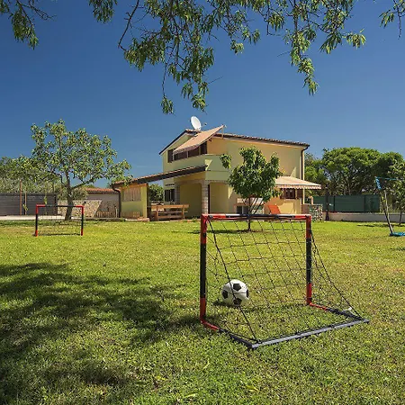 Mit Badminton- Und Minifussballplatz 풀라