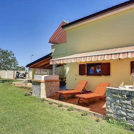 Mit Badminton- Und Minifussballplatz 풀라