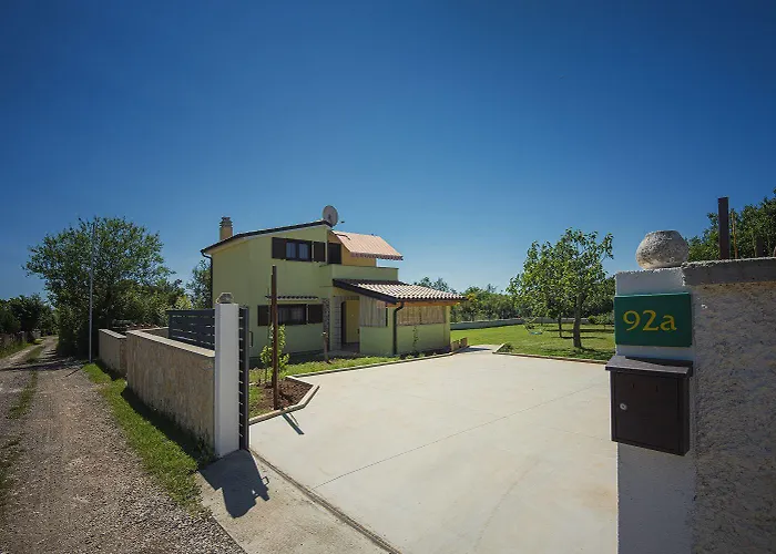 Mit Badminton- Und Minifussballplatz *