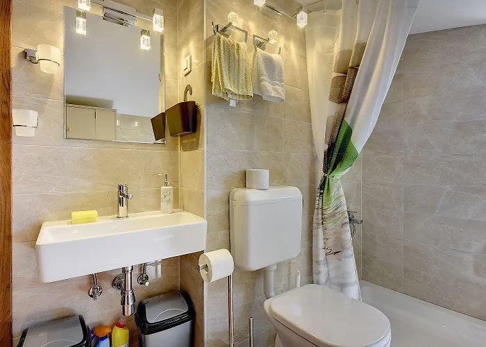 Mit Badminton- Und Minifussballplatz 펜션 풀라