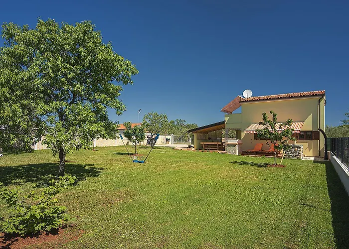 Mit Badminton- Und Minifussballplatz 펜션 *