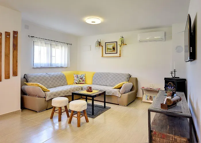 Mit Badminton- Und Minifussballplatz 펜션 풀라