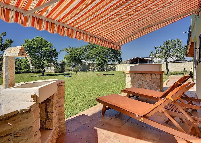 Mit Badminton- Und Minifussballplatz 펜션